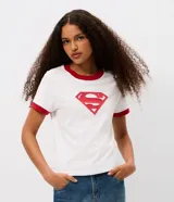 Remera de algodón blanca de corte ajustado, con cuello redondo y ribetes en las mangas de color rojo. Cuenta con un estampado frontal localizado del logo de Supergirl.