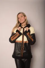 Campera negra con paneles de cuero sintético con textura de cocodrilo, corderito color crema en la parte superior y detalles en cuero marrón.