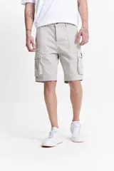 Bermuda cargo negra de tela resistente con pasacinto.