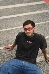 Remera negra de algodón premium con cuello redondo y mangas cortas. Estampado frontal con tres hongos rojos y blancos.