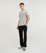 Pantalón deportivo masculino de microfibra color negro, corte recto, con cintura elástica y bolsillos con cremallera. Confeccionado en poliéster y elastano.