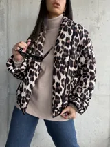 Campera puffer con estampado animal print de leopardo en tonos beige y marrón.