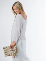 Blusa color gris claro de seda italiana, talle único oversized, con forro elastizado, mangas 3/4 y escote en V.