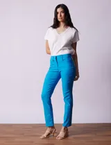 Pantalón negro de gabardina elastizada marca Tahari, corte slim, con pretina con pasadores, cierre y broche interno. Delantera y trasera con bolsillos.