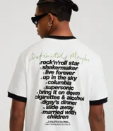 Remera blanca de algodón con cuello redondo y ribetes en contraste negro en cuello y mangas. Presenta un estampado frontal con el logo de la banda Oasis, la frase "Definitely Maybe" y una ilustración monocromática de los miembros de la banda.