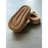 Pantuflas de peluche con diseño de vaca, confeccionadas en piel sintética suave. Cuentan con suela de goma antideslizante y diseño abierto en el talón.