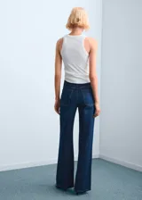 Pantalón de jean azul oscuro con corte recto y tiro alto, confeccionado en denim de algodón con cierre frontal y bolsillos laterales.