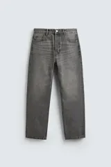 Jeans regular fit de denim de algodón en color gris con efecto lavado, tiro medio, diseño de cinco bolsillos y cierre frontal con botones.