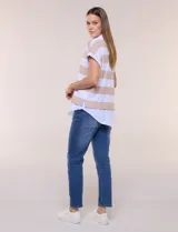 Remera holgada con diseño two-fold que simula efecto superpuesto con una camisa blanca inferior. Presenta cuello polo, escote en V y rayas horizontales beige y blancas.