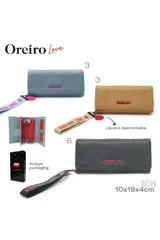 Billetera negra con estampado de letras y logo de la marca Las Oreiro en rojo. Incluye correa de muñeca con el nombre de la marca.