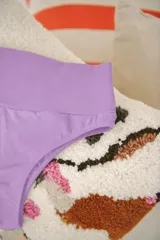 Vedetina de tiro alto con faja en la cintura, confeccionada en algodón suave y respirable.