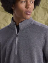 Buzo tipo fleece con cierre medio frontal y cuello alto, confeccionado en tejido de algodón. Presenta un diseño de calce cómodo y versátil.