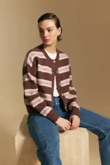 Cardigan de punto con diseño de rayas horizontales en tonos marrón, rosa y beige. Presenta cuello redondo, cierre frontal con botones y mangas largas con puños acanalados.