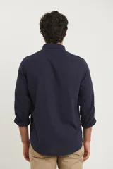 Camisa de manga larga con cuello abotonado y bolsillo frontal, confeccionada en una mezcla de algodón y lino.