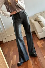 Pantalón oxford de cuero ovino negro con botón en guampa.