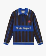 Sweater de punto Nude Project modelo Legend Football Knit Polo, con diseño a rayas en tonos azul y marrón. Cuenta con cuello polo con cierre frontal parcial, detalles bordados de una rosa y mariposas, y el nombre de la marca destacado en el pecho.