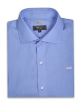 Camisa de manga larga para hombre de la marca RKF, con diseño de rayas finas celestes y rosadas, cuello italiano, cierre frontal de botones y logo bordado en el pecho.