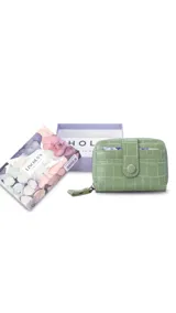 Tarjetero compacto de diseño tipo abanico con textura efecto croco, color verde. Cuenta con cierre perimetral, presilla con botón a presión y múltiples ranuras para tarjetas.