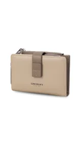 Billetera mediana de diseño compacto en color rosado, con cierre mediante presilla y compartimento adicional con cierre metálico. Presenta el logo de la marca grabado en el frente.