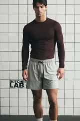 Remera deportiva de manga larga raglán con cuello redondo, confeccionada en tejido funcional con tecnología DryMove para absorción de sudor. Presenta un corte de compresión ceñido y costuras planas antifricción.