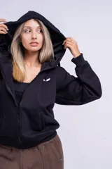 Campera marrón con cierre frontal, capucha con cordones y bolsillos laterales.