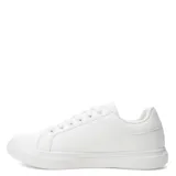 Championes blancos acordonados, de estilo urbano.