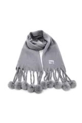 Bufanda color beige con pompones en los extremos.