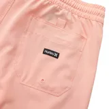 Bermuda de baño color azul marino, con cintura elástica ajustable mediante cordón y pequeño logo de marca en la parte inferior de la pierna izquierda.