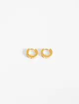 Par de aros tipo argolla gruesos, dorados, de acero quirúrgico hipoalergénico, con tres strass incrustados.