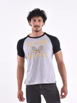 Remera gris con mangas raglán negras y estampado frontal con la inscripción "California Westcoast" en amarillo y un diseño de raquetas de tenis.