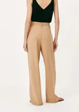 Pantalón de vestir de corte recto y tiro alto, con cierre frontal y trabillas para cinturón. Presenta pinzas en la parte delantera que aportan estructura a la prenda.