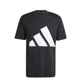 Remera deportiva Adidas de hombre, color negro, con cuello redondo y manga corta. Presenta un gran logo de las tres barras en color blanco en el centro del pecho.