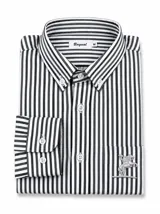 Camisa de algodón a rayas celestes y blancas, de corte clásico con manga larga, cuello tradicional y un bolsillo en el pecho.