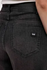 Jean de tiro alto y corte wide leg, con diseño de paneles laterales en tono más oscuro que el centro. Presenta cierre frontal con botón y bolsillos clásicos.