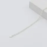 Pulsera de eslabones tipo rolo confeccionada en plata 925, con cierre de mosquetón.
