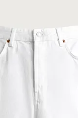 Jeans regular fit de corte recto y tiro medio, confeccionados en denim de algodón blanco con diseño de cinco bolsillos y cierre frontal con cremallera y botón.