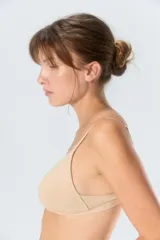 Soutien tipo triangulito con tazas soft, confeccionado en algodón con elastano. Presenta breteles finos regulables y un diseño básico y cómodo.