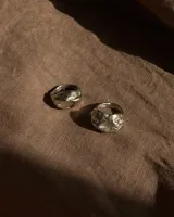 Anillo de diseño artesanal con textura irregular y orgánica, realizado en alpaca maciza.