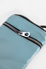 Bandolera pequeña color fucsia con correa ajustable negra. Cuenta con un compartimento principal con cierre y dos bolsillos frontales con cierre.