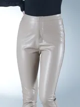 Pantalón de cuero sintético en color beige, de corte ajustado y tiro alto, con cierre frontal y bolsillos laterales.