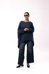 Sweater de punto con silueta amplia y relajada, cuello redondo y mangas largas con puños ajustados. Presenta un diseño de caída fluida y tejido suave.