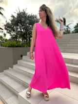 Vestido largo rojo de corte holgado, con escote en V y bolsillos laterales.