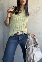 Chaleco tejido color verde claro con diseño de trenzas.