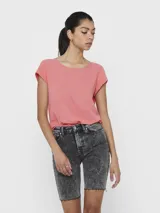 Camiseta básica negra de manga corta, con cuello redondo y diseño de espalda más larga.