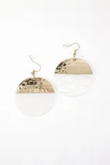 Par de caravanas colgantes con forma circular, divididas en dos secciones: una superior dorada con textura martillada y una inferior blanca con efecto nacarado.