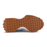 Championes New Balance modelo 327, con diseño de paneles en gamuza celeste y tejido a cuadros vichy en tonos blanco y celeste. Presenta el logo 'N' en blanco en el lateral, entresuela blanca y suela de goma dentada color marrón.