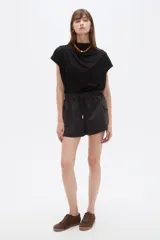 Short cargo negro de poliéster, con cintura elástica fruncida y cordón ajustable. Posee bolsillos laterales tipo cargo.