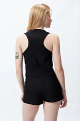 Short negro de tiro alto con cordones cruzados en los laterales.