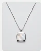 Collar de cadena fina de plata con dije cuadrado de nácar engastado en marco de plata.