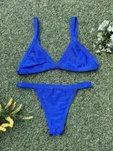 Conjunto de bikini azul eléctrico, con corpiño triangular fijo y bombacha colaless regulable.